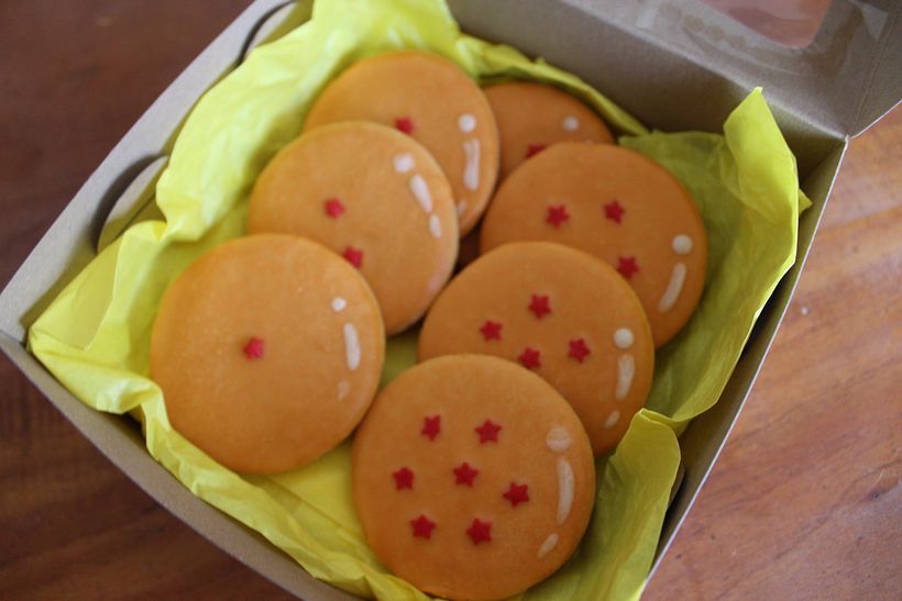Galletas de mantequilla decoradas como esferas del dragón con royalicing 
