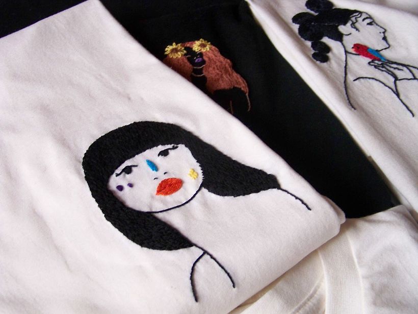 Bordado de camisetas, por Juliana Mota.