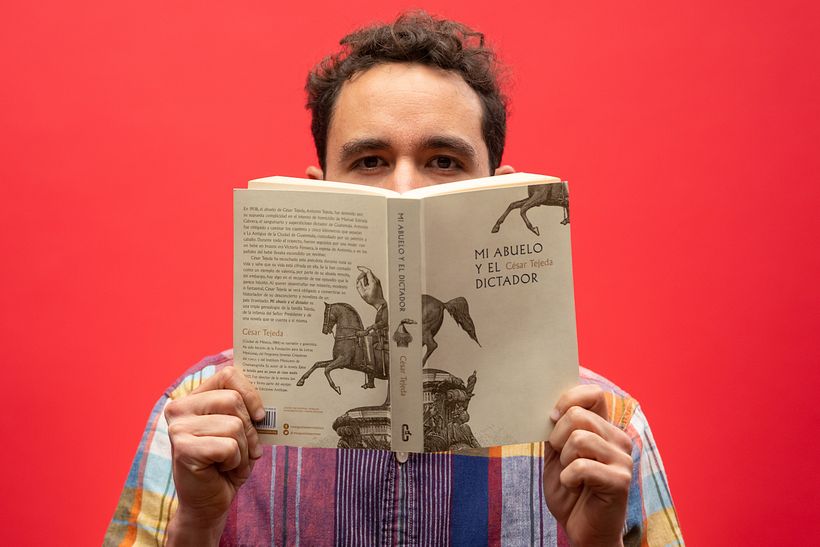 César Tejeda junto a su obra Mi abuelo y el dictador (Caballo de Troya, 2017). 