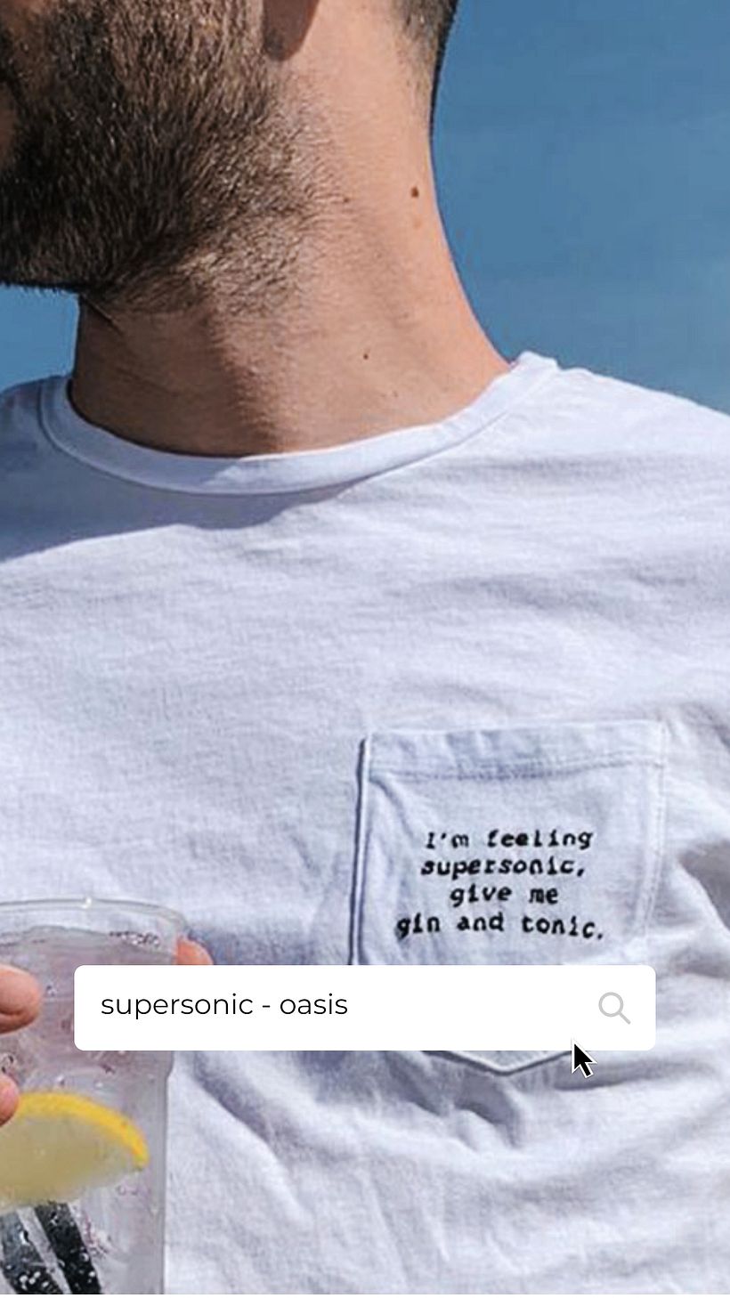 citazione della canzone Supersonic degli Oasis ricamata sul taschino di una maglietta