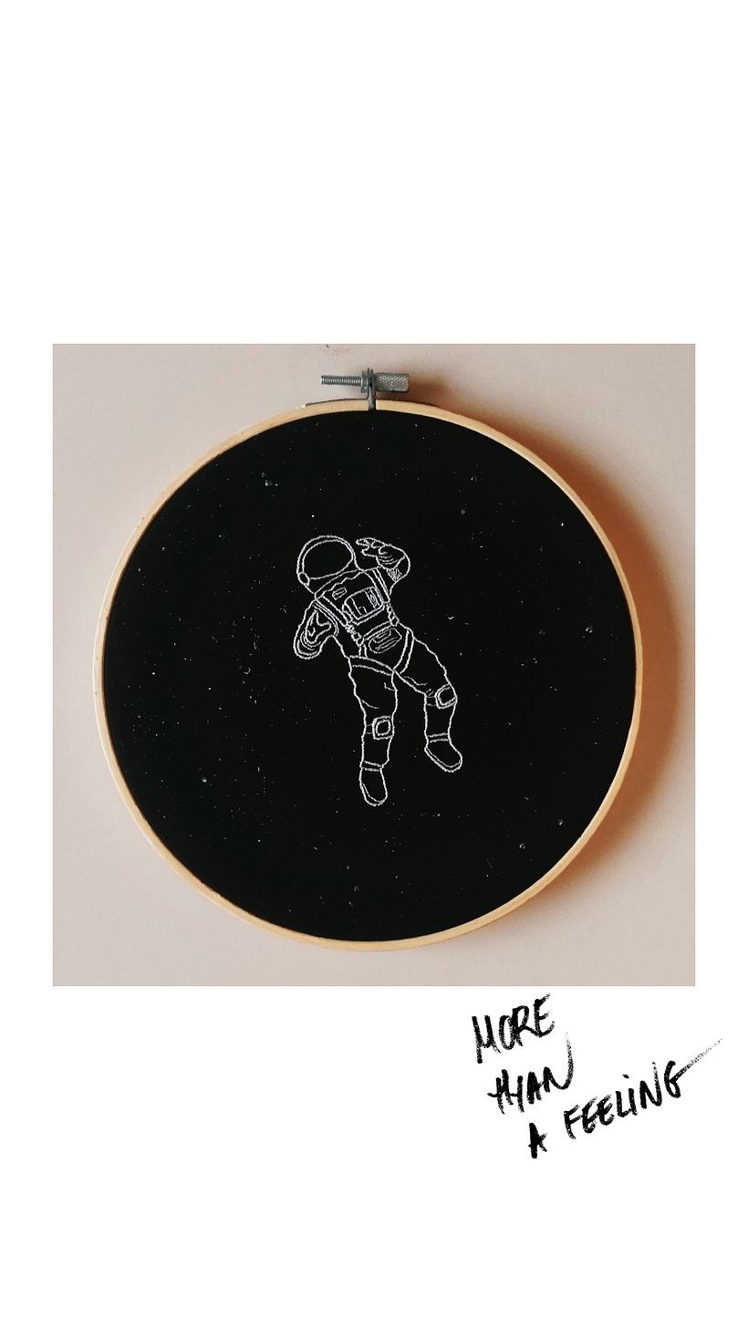 ricamo di un astronauta con stelle disegnate sulla stoffa