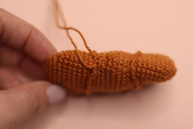 Imparare a lavorare all'uncinetto una zucca da zero.