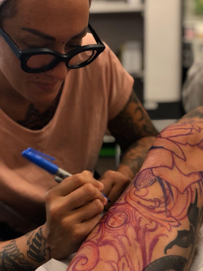 Freehand tattoo su una gamba | Domestika, image size:820x1093