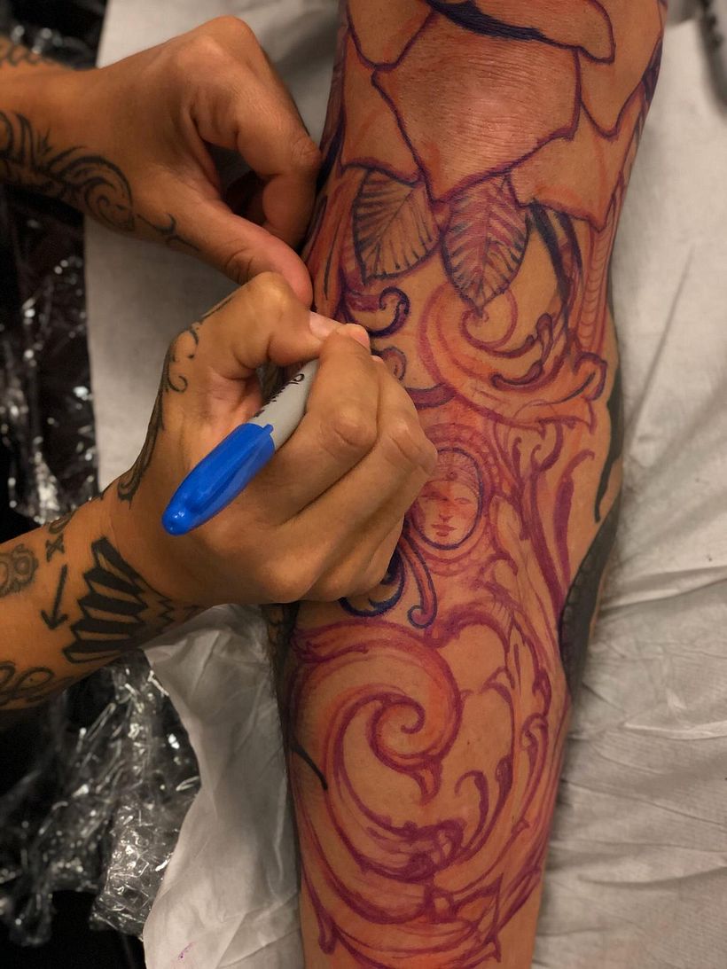 Freehand tattoo su una gamba | Domestika, image size:820x1093