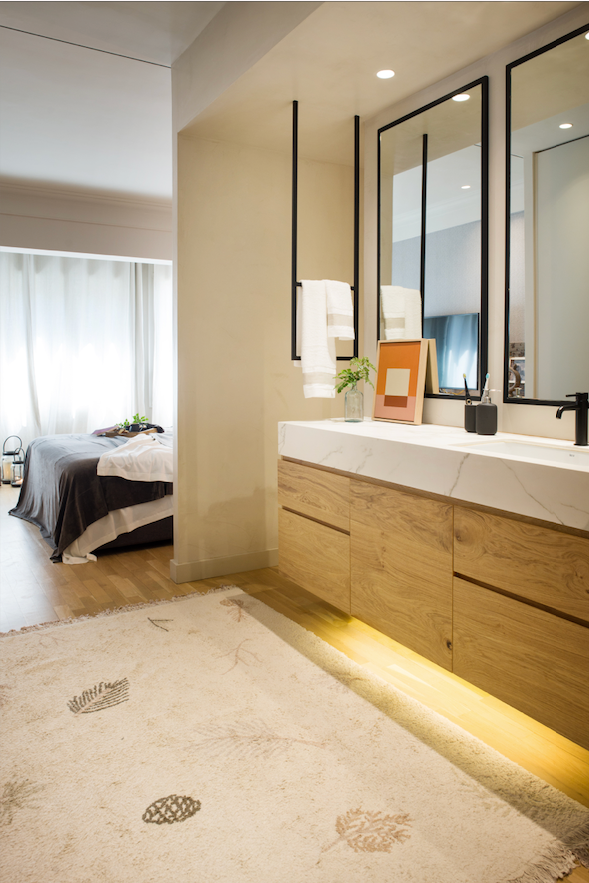 Alfombra: Lorena Canals, cuadro: Mariona Espinet y toallas: Carmen Borja