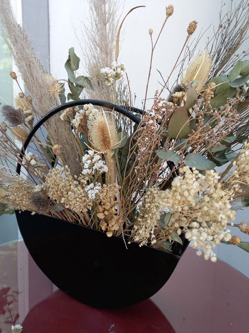 Mi Proyecto del curso: Diseño de centros con flores secas y preservadas 5