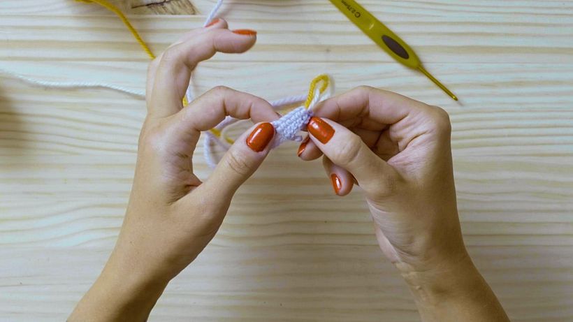 O ponto de crochê duplo deve aparecer desta forma na parte de trás