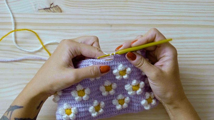 O fio branco deve ser o único em torno do seu gancho quando você começar o ponto de pipoca