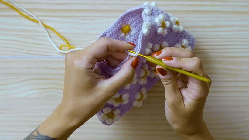 Pegue o laço roxo com o gancho e puxe firmemente para que o ponto de pipoca "apareça"