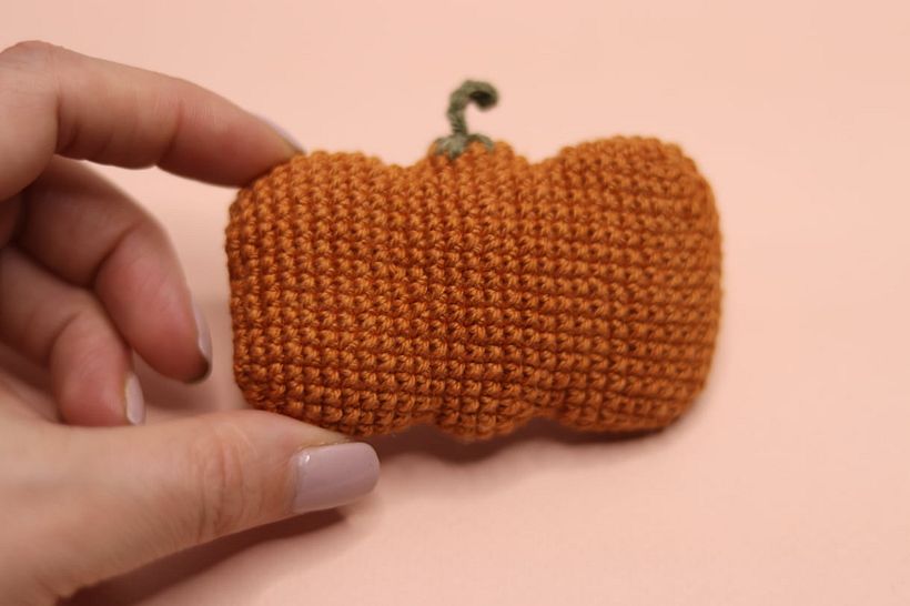 Wie man einen Amigurumi-Kürbis zu Halloween häkelt 17