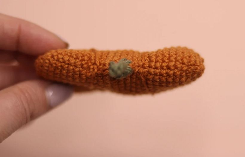 Wie man einen Amigurumi-Kürbis zu Halloween häkelt 20