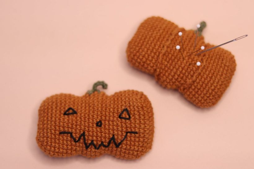 Du kannst deinen Kürbis als Nadelkissen zu Halloween verwenden.