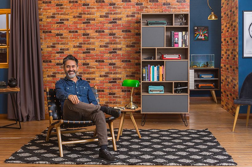 Julio en el set de uno de sus cursos de Domestika.