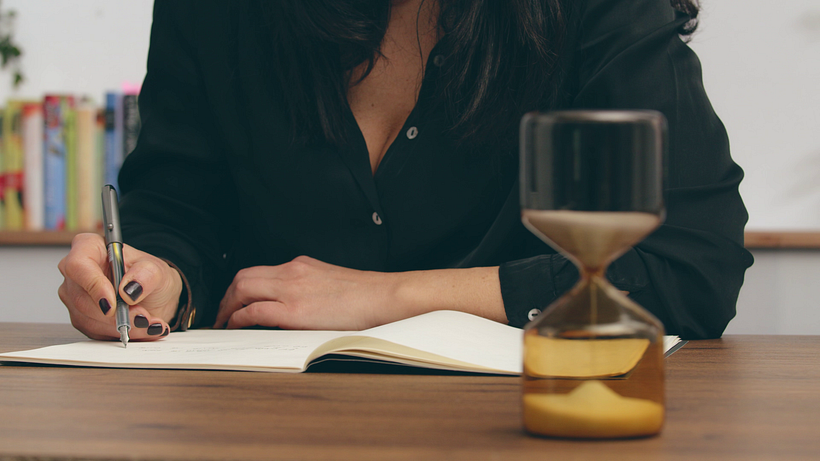 Cristina utiliza un reloj de arena para hacer veloces ejercicios de creatividad que le permiten explorar su subconsciente. 