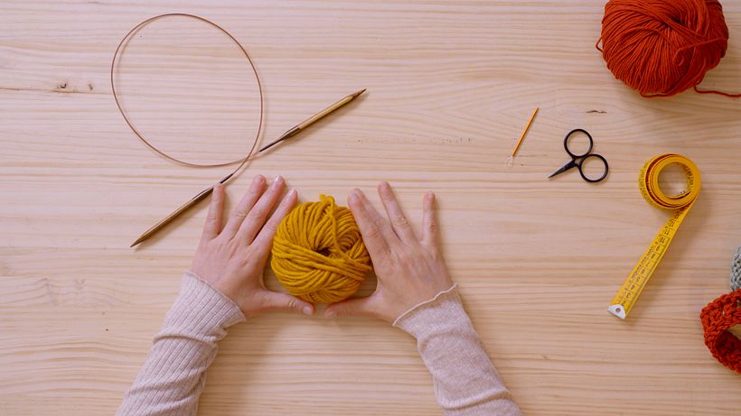 Lo único que necesitas para empezar son hilo, agujas y cable.