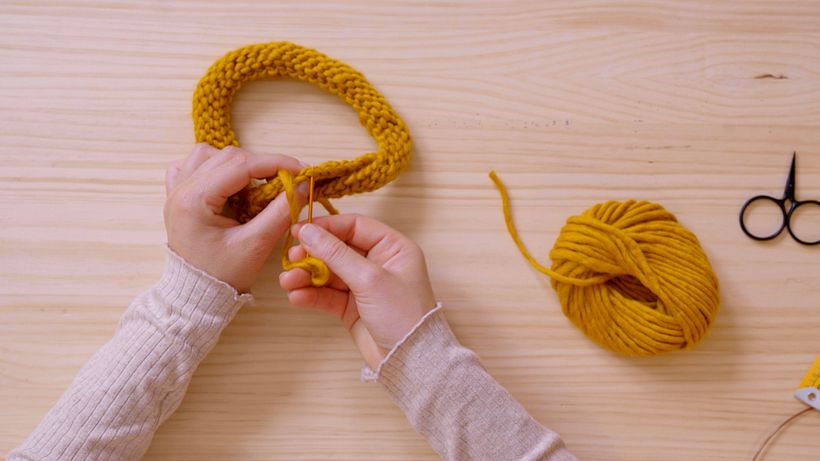 Remata los cierres de punto y corta el hilo al ras de la superficie del collar.