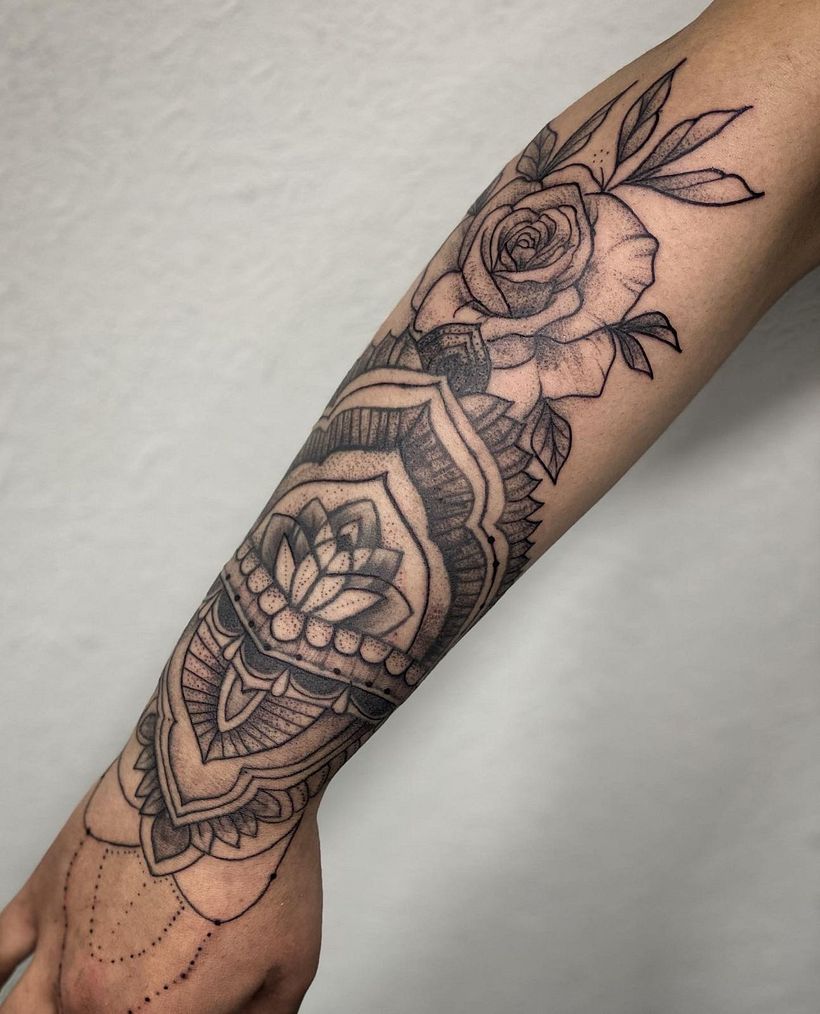 Tatuaje finalizado, agregado de flor con sombras en dotwork o puntillismo botánico 