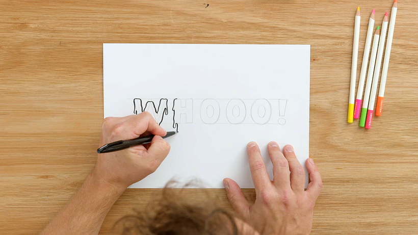 Usa una pluma para dibujar sobre tus letras.