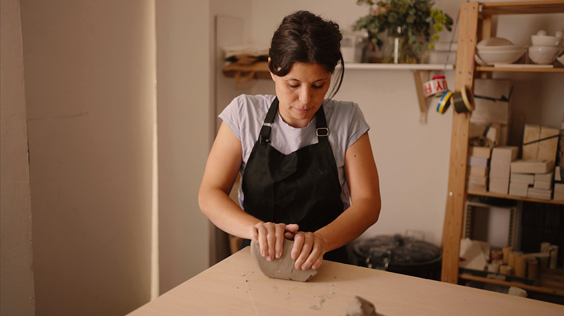 Julieta Álvarez trabajando.