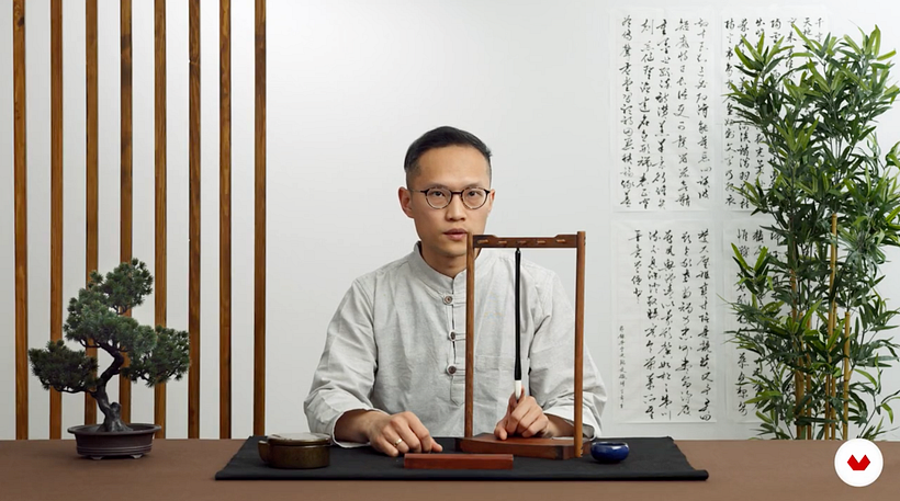 Estantería de madera.