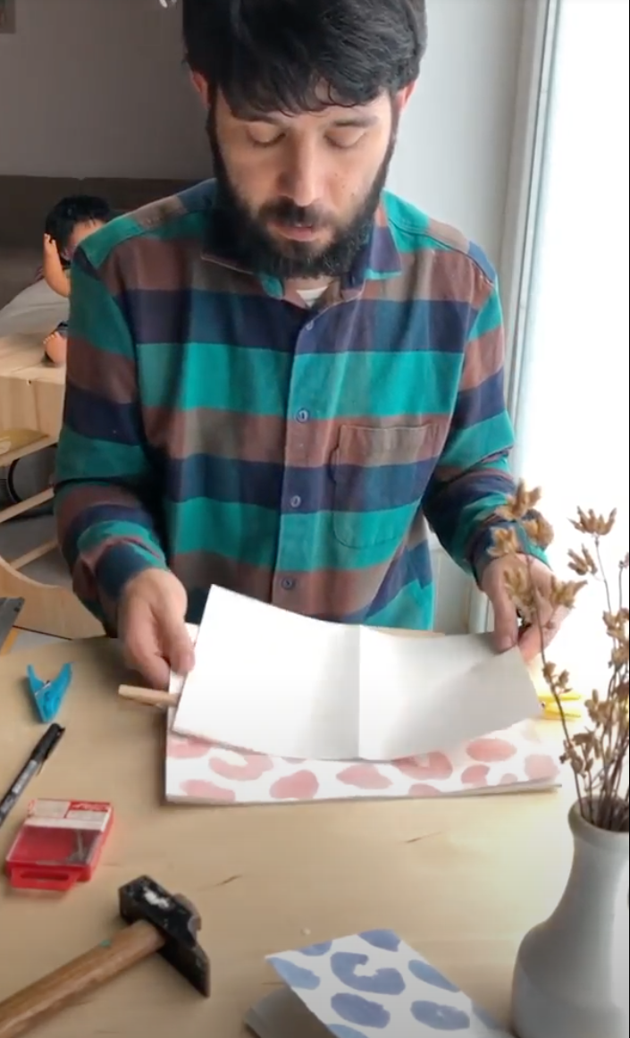 Recuerda colocar una hoja que será tu borrador y tu protector de la cubierta.