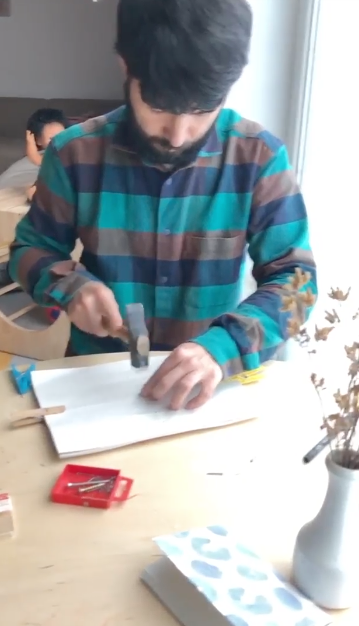 Martilla suavemente el clave sobre el papel.