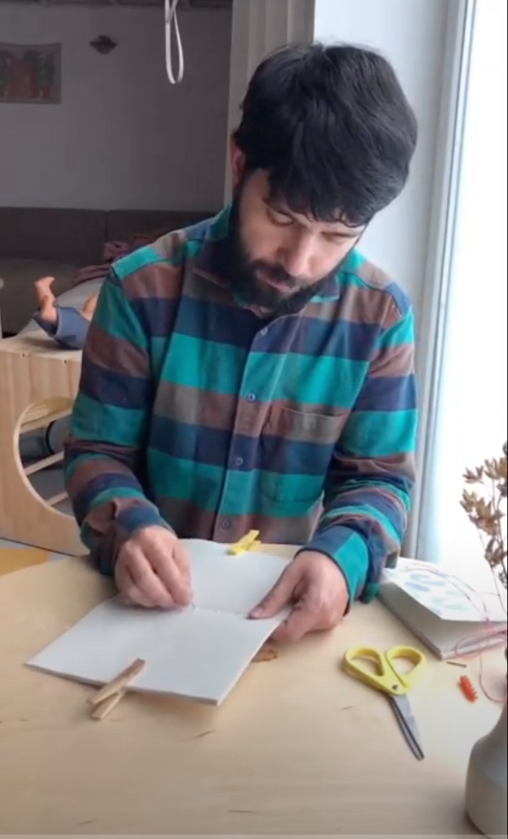 Utiliza el mismo clavo para aflojar las perforaciones desde el lado interno del cuaderno.