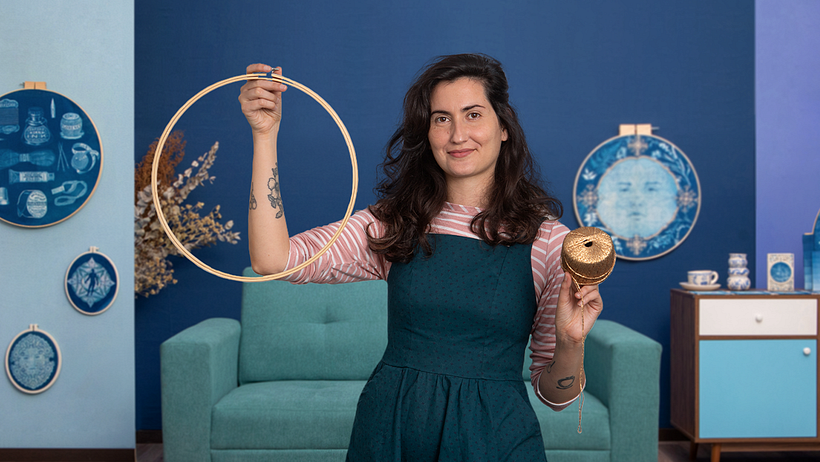 En el curso Bluework: cianotipia y bordado, Bugambilo te enseñará a revelar y bordar siguiendo un estilo particular.