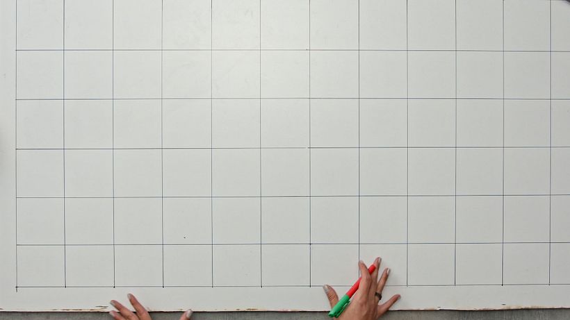 Crea una cuadrícula de 10x10 cm dentro del margen.