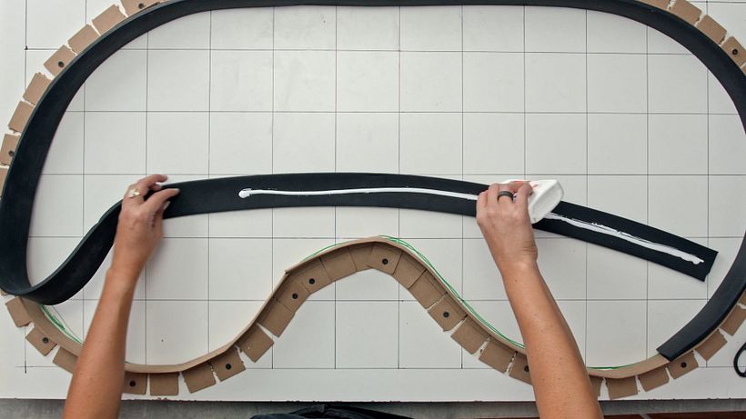 Usa pegamento blanco para fijar la cinta de neopreno.