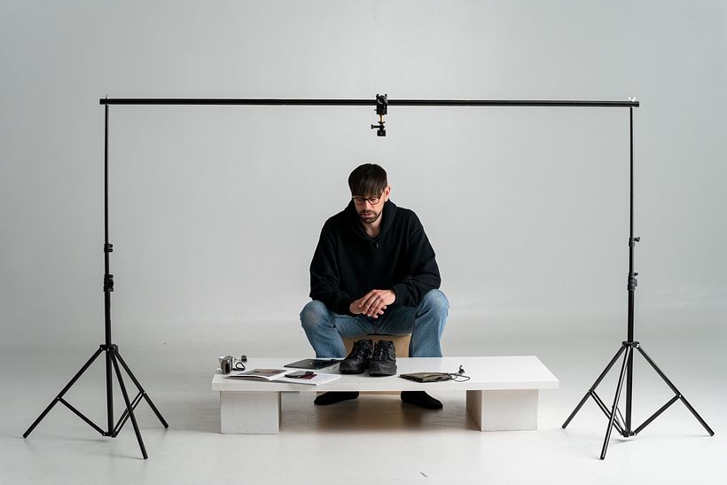 A backdrop stand allows you to hold your phone in the right position.