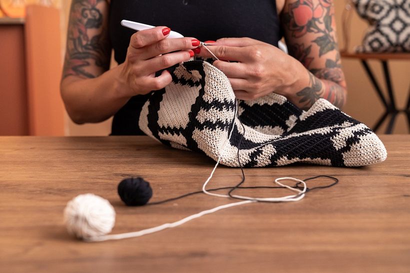 Dans son cours, Molla vous apprend à faire des modèles de tapisserie au crochet uniques. 