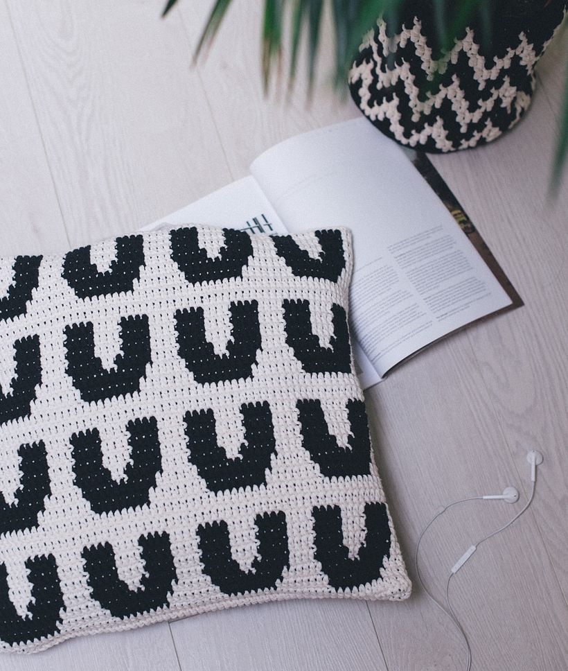 Kaari Pillow - Crochet Kit