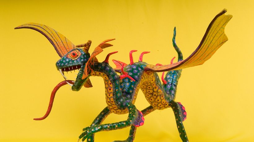 Los alebrijes son seres imaginarios que suelen tener la combinación de diversos animales y decorarse con vistosos colores.
