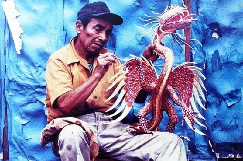Pedro Linares López trabajando en uno de sus alebrijes. 