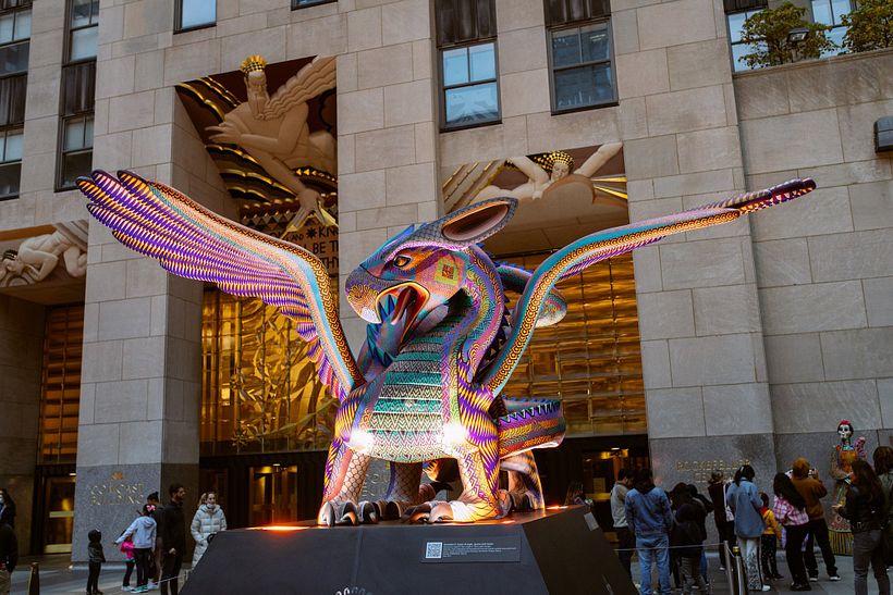 Alebrije de Jacobo y María Ángeles afuera del Rockefeller Center en Nueva York.