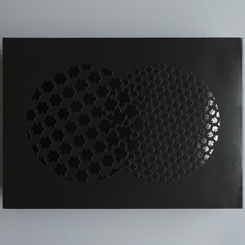 The lid created by using a Moiré effect 