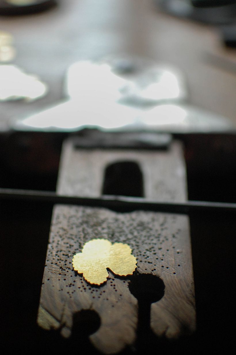 Proces van het vijlen en opvullen van een kaasjeskruidblad.