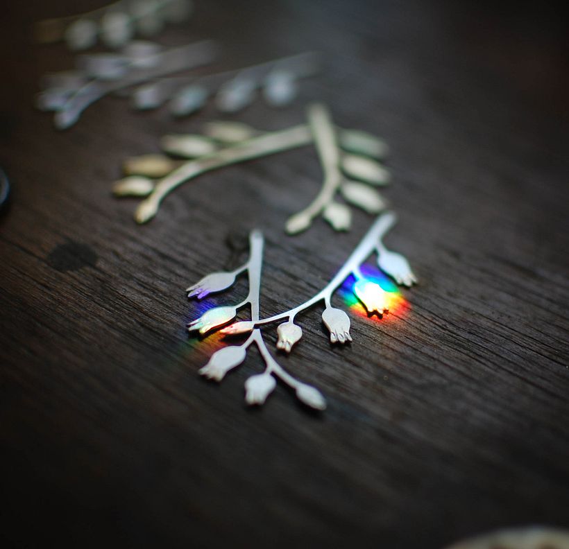 Opengewerkte en gevijlde twijgjes die klaar zijn om er kettingen of oorbellen van te maken.