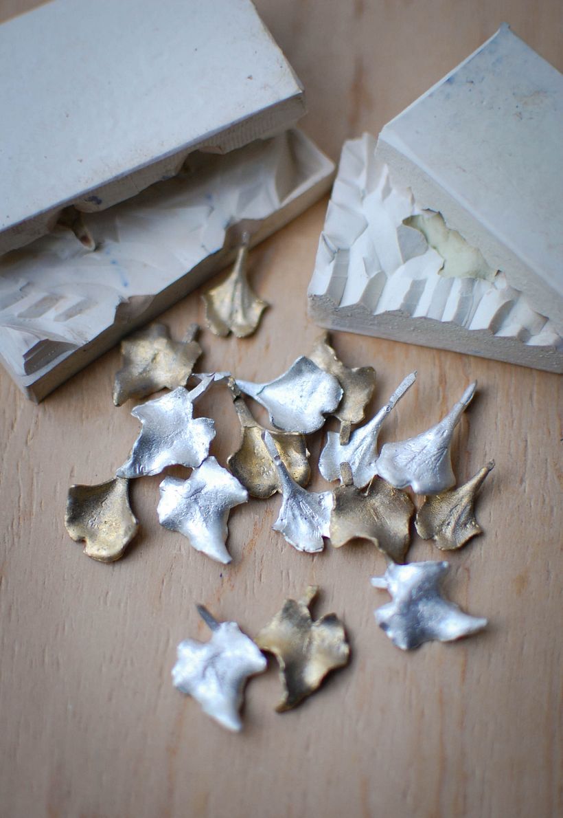 Nadat ik de bladeren gesmolten had, koos ik de mooiste uit om een mal van te maken en ze te reproduceren.