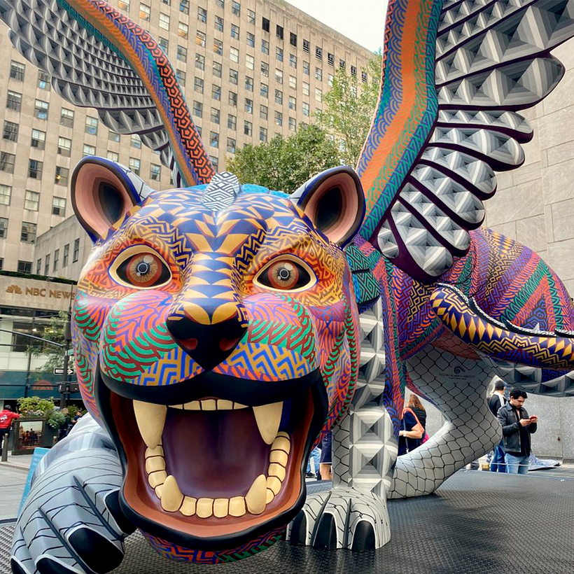 Alebrije de Jacobo y María Ángeles afuera del Rockefeller Center en Nueva York.