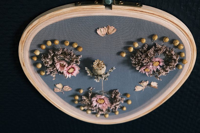 Visage floral brodé sur tulle - Broderie