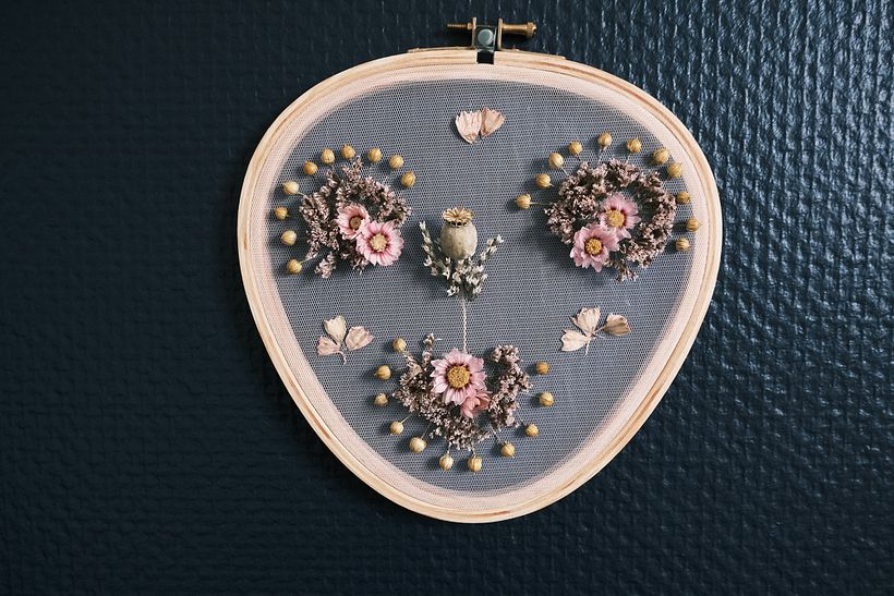 Visage floral brodé sur tulle - Broderie