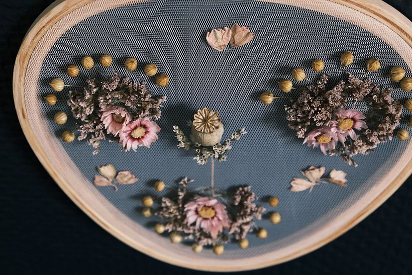 Visage floral brodé sur tulle - Broderie