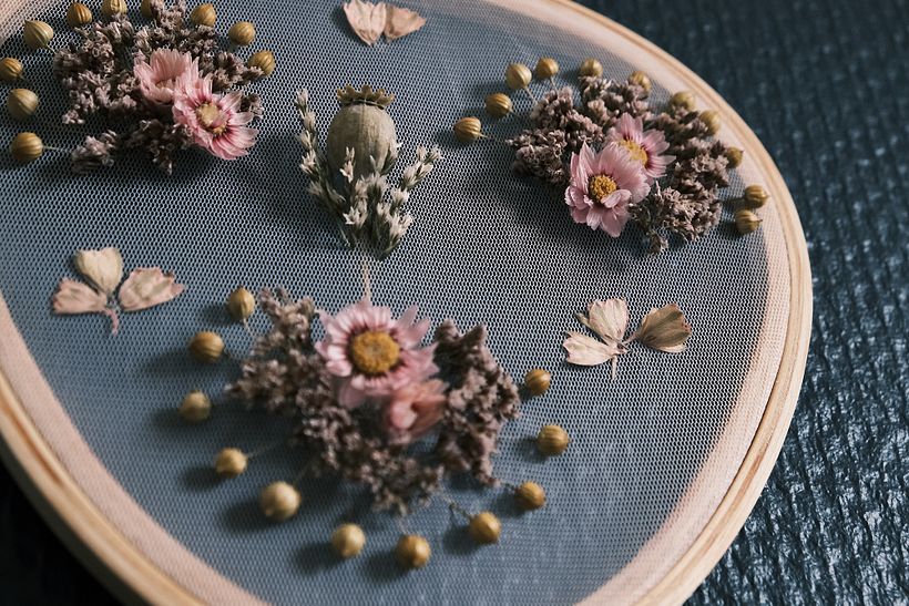 Visage floral brodé sur tulle - Broderie