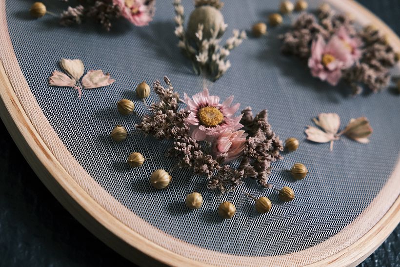 Visage floral brodé sur tulle - Broderie