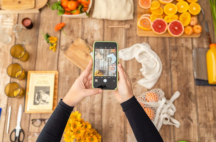 La fotógrafa Sandra Holmes enseña cómo hacer una fotografía flat lay perfecta en casa. 