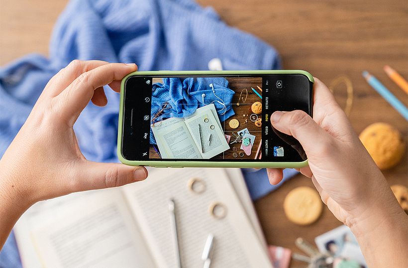 Sandra Holmes fotografiando objetos en casa. 