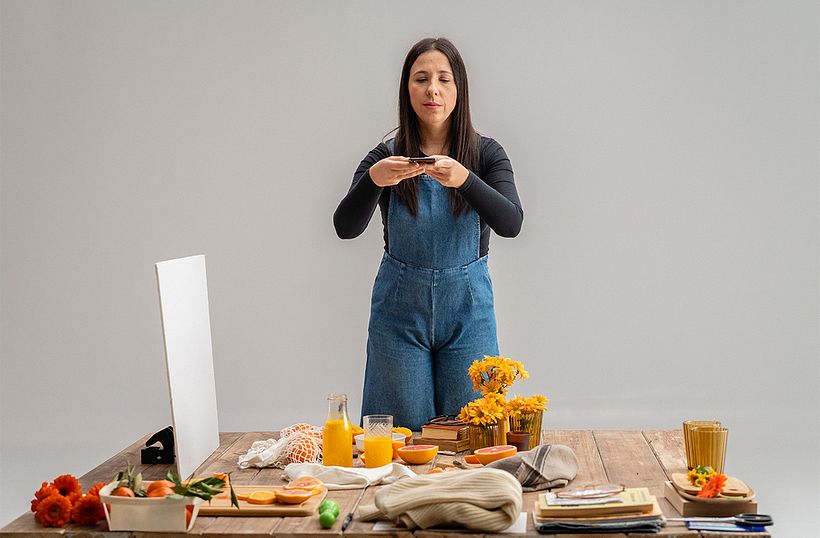 Sandra utiliza un reflector para crear un set. Puede ser una cartulina blanca, un cartón pluma o incluso una sábana blanca. 