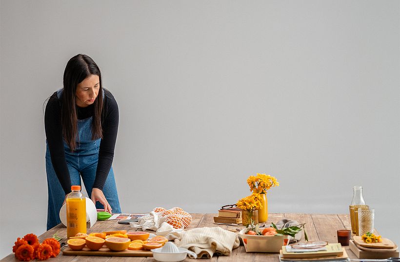 Sandra Holmes preparando el set para fotografiar. 